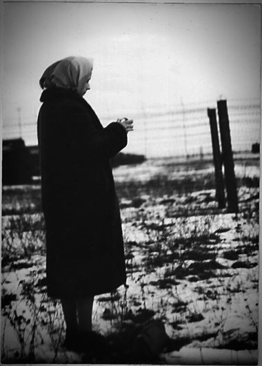 Sue Ryder na terenie byłego obozu koncentracyjnego